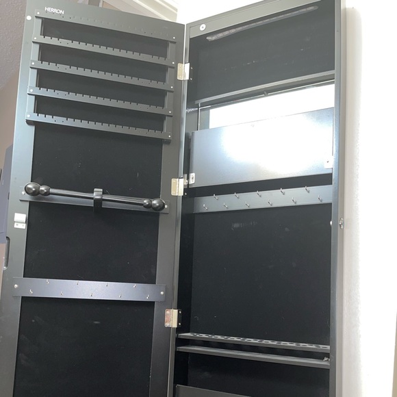 Mirror with jewelry storage and led lighting - Picture 2 of 6